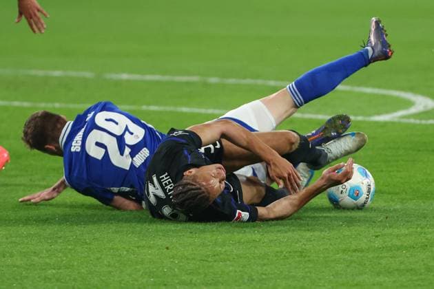 2. Bundesliga - FC Schalke 04 - Hertha BSC Berlin am 05.10.2024 in der Veltins-Arena auf Schalke Tobias Mohr (Schalke 29) gegen Derry Scherhant (Hertha 39)