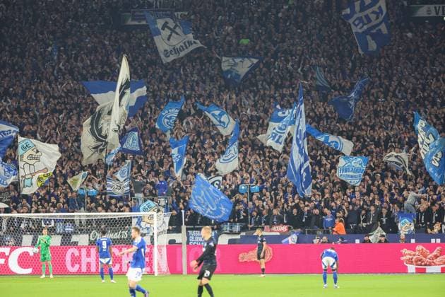 2. Bundesliga - FC Schalke 04 - Hertha BSC Berlin am 05.10.2024 in der Veltins-Arena auf Schalke Die Schalke Fans schwenken in der Nordkurve Fahnen