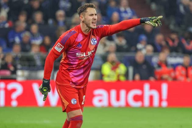 2. Bundesliga - FC Schalke 04 - Hertha BSC Berlin am 05.10.2024 in der Veltins-Arena auf Schalke Torwart Justin Heekeren (Schalke 28) gibt lautstark Anweisungen