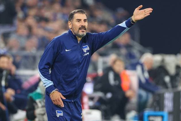 2. Bundesliga - FC Schalke 04 - Hertha BSC Berlin am 05.10.2024 in der Veltins-Arena auf Schalke Trainer Cristian Fiel (Hertha) gestikuliert