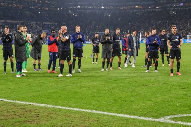 2. Bundesliga - FC Schalke 04 - Hertha BSC Berlin am 05.10.2024 in der Veltins-Arena auf Schalke Die Mannschaft von Hertha BSC Berlin bedankt sich bei den mitgereisten Fans