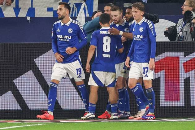 2. Bundesliga - FC Schalke 04 - Hertha BSC Berlin am 05.10.2024 in der Veltins-Arena auf Schalke Jubel, Torjubel, Torschuetze, Torschütze Tobias Mohr (Schalke 29) jubelt nach seinem Tor zum 2 zu 1 mit der Mannschaft