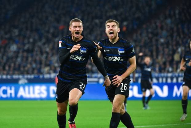 Jubel Michael Cuisance (Hertha BSC), Jonjoe Kenny (Hertha BSC), v.li. 0:1 05.10.2024, Fussball 2. Bundesliga, 8. Spieltag, Saison 2024 2025 FC Schalke 04 - Hertha BSC 2:2 Gelsenkirchen Veltins Arena Nordrhein Westfalen Deutschland