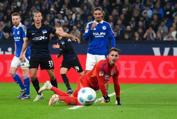 Torwart Justin Heekeren (FC Schalke 04) in Aktion 05.10.2024, Fussball 2. Bundesliga, 8. Spieltag, Saison 2024 2025 FC Schalke 04 - Hertha BSC 2:2 Gelsenkirchen Veltins Arena Nordrhein Westfalen Deutschland