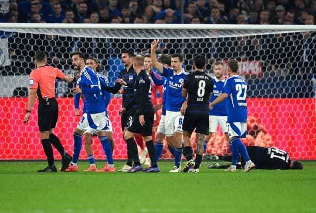 Sport Themen der Woche KW40 Schiedsrichter Tom Bauer entscheidet auf Elfmeter für Hertha, mitte Ron Schallenberg (FC Schalke 04), links diskutiert Kenan Karaman (FC Schalke 04) 05.10.2024, Fussball 2. Bundesliga, 8. Spieltag, Saison 2024 2025 FC Schalke 04 - Hertha BSC 2:2 Gelsenkirchen Veltins Arena Nordrhein Westfalen Deutschland *** Referee Tom Bauer decides on penalty for Hertha, center Ron Schallenberg FC Schalke 04 , left discusses Kenan Karaman FC Schalke 04 05 10 2024, Soccer 2 Bundesliga, Matchday 8, Season 2024 2025 FC Schalke 04 Hertha BSC 2 2 Gelsenkirchen Veltins Arena Nordrhein Westfalen Germany Team2