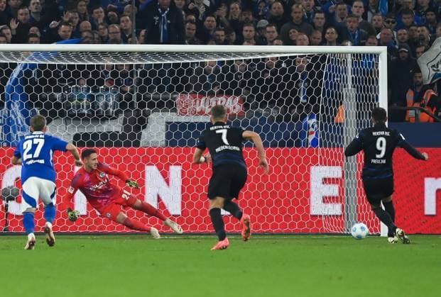 Smail Prevljak (Hertha BSC) verwandelt gegen Torwart Justin Heekeren (FC Schalke 04) den Elfmeter zum 2:2 05.10.2024, Fussball 2. Bundesliga, 8. Spieltag, Saison 2024 2025 FC Schalke 04 - Hertha BSC 2:2 Gelsenkirchen Veltins Arena Nordrhein Westfalen Deutschland Team2