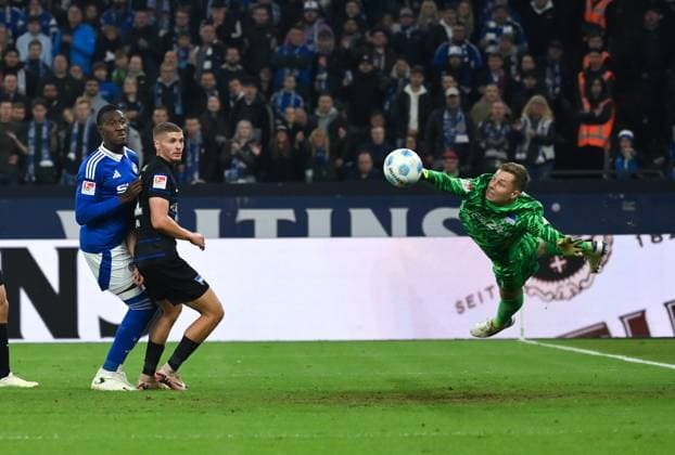 Torwart Tjark Ernst (Hertha BSC) rettet kurz vor Schluss nach einem Kopfball von Kenan Karaman (FC Schalke 04), nicht auf dem Bild 05.10.2024, Fussball 2. Bundesliga, 8. Spieltag, Saison 2024 2025 FC Schalke 04 - Hertha BSC 2:2 Gelsenkirchen Veltins Arena Nordrhein Westfalen Deutschland