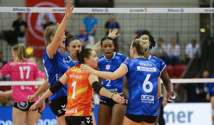 Stuttgart , Volleyball Bundesliga Frauen, Allianz MTV Stuttgart vs. VC Wiesbaden , Jubel Stuttgart , mitte: 2 : Breland Morrissette
