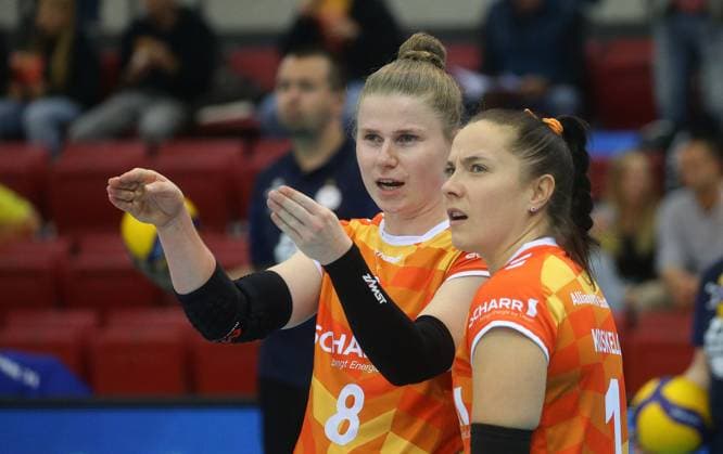 Stuttgart , Volleyball Bundesliga Frauen, Allianz MTV Stuttgart vs. VC Wiesbaden , von links: Florien Reesing Roosa Koskelo ( Stgt )