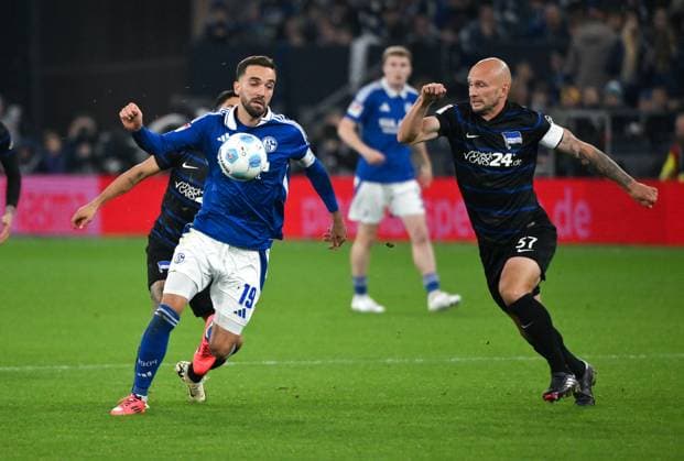 Kenan Karaman (FC Schalke 04), Toni Leistner (Hertha BSC), v.li. 05.10.2024, Fussball 2. Bundesliga, 8. Spieltag, Saison 2024 2025 FC Schalke 04 - Hertha BSC 2:2 Gelsenkirchen Veltins Arena Nordrhein Westfalen Deutschland