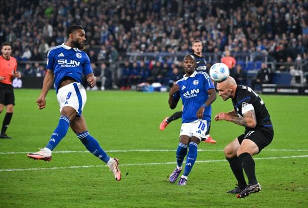 v.li., Moussa Sylla (FC Schalke 04), Christopher Antwi-Adjei (Schalke 04), Toni Leistner (Hertha BSC) 05.10.2024, Fussball 2. Bundesliga, 8. Spieltag, Saison 2024 2025 FC Schalke 04 - Hertha BSC 2:2 Gelsenkirchen Veltins Arena Nordrhein Westfalen Deutschland
