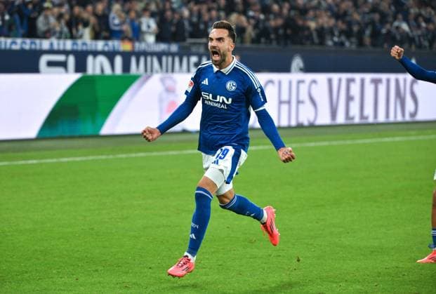 Jubel 1:1 Kenan Karaman (FC Schalke 04) 05.10.2024, Fussball 2. Bundesliga, 8. Spieltag, Saison 2024 2025 FC Schalke 04 - Hertha BSC 2:2 Gelsenkirchen Veltins Arena Nordrhein Westfalen Deutschland