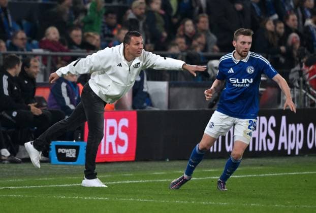 Jakob Fimpel (Interimstrainer FC Schalke 04) mit Tobias Mohr (FC Schalke 04) 05.10.2024, Fussball 2. Bundesliga, 8. Spieltag, Saison 2024 2025 FC Schalke 04 - Hertha BSC 2:2 Gelsenkirchen Veltins Arena Nordrhein Westfalen Deutschland