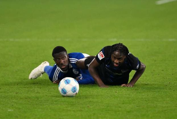 Sport Bilder des Tages Bryan Lasme (FC Schalke 04), Deyovaisio Zeefuik (Hertha BSC), v.li. 05.10.2024, Fussball 2. Bundesliga, 8. Spieltag, Saison 2024 2025 FC Schalke 04 - Hertha BSC 2:2 Gelsenkirchen Veltins Arena Nordrhein Westfalen Deutschland