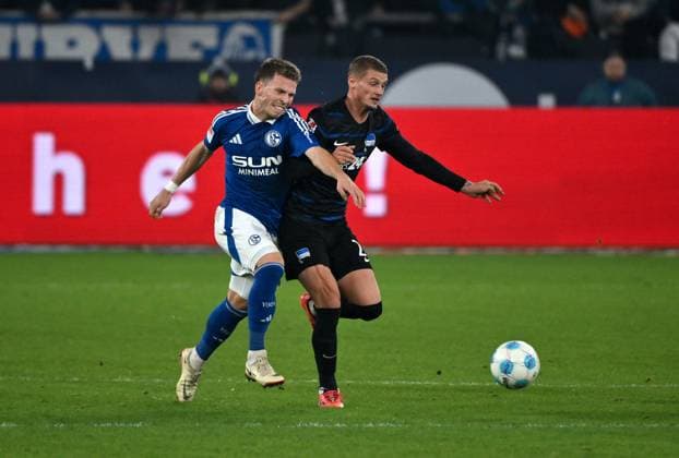 Lino Tempelmann (Schalke 04), Michael Cuisance (Hertha BSC), v.li. 05.10.2024, Fussball 2. Bundesliga, 8. Spieltag, Saison 2024 2025 FC Schalke 04 - Hertha BSC 2:2 Gelsenkirchen Veltins Arena Nordrhein Westfalen Deutschland
