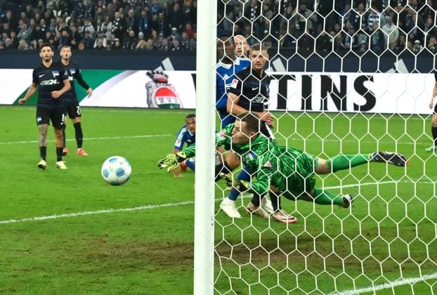Torwart Tjark Ernst (Hertha BSC) pariert kurz vor Schluss einen Kopfball von Anton Donkor (FC Schalke 04), hinten mitte 05.10.2024, Fussball 2. Bundesliga, 8. Spieltag, Saison 2024 2025 FC Schalke 04 - Hertha BSC 2:2 Gelsenkirchen Veltins Arena Nordrhein Westfalen Deutschland