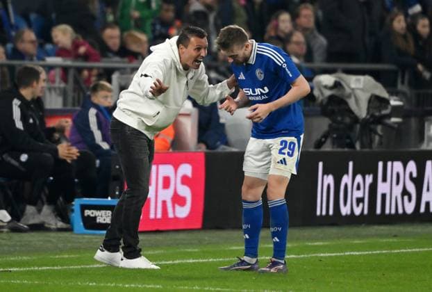 Jakob Fimpel (Interimstrainer FC Schalke 04) mit Tobias Mohr (FC Schalke 04) 05.10.2024, Fussball 2. Bundesliga, 8. Spieltag, Saison 2024 2025 FC Schalke 04 - Hertha BSC 2:2 Gelsenkirchen Veltins Arena Nordrhein Westfalen Deutschland