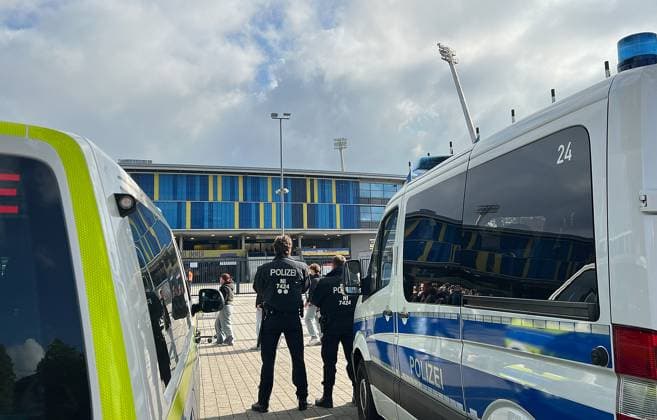 Fussball, Herren, Saison 2024 2025 2.BL, Eintracht Stadion, Eintracht Braunschweig gegen Hannover 96, Niedersachsenderby Polizei vor dem Haupteingang des Eintracht Stadions DFL REGULATIONS PROHIBIT ANY USE OF PHOTOGRAPHS AS IMAGE SEQUENCES AND OR QUASI-VIDEO.