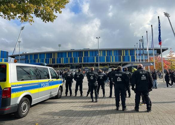 Fussball, Herren, Saison 2024 2025 2.BL, Eintracht Stadion, Eintracht Braunschweig gegen Hannover 96, Niedersachsenderby Polizei vor dem Haupteingang des Eintracht Stadions DFL REGULATIONS PROHIBIT ANY USE OF PHOTOGRAPHS AS IMAGE SEQUENCES AND OR QUASI-VIDEO.