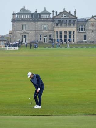 Gareth Bale chips on to the green after hitting the water on the 1st hole. Alfred Dunhill Links Championship 2024, Day Four, Golf, Old Course, St Andrews, Scotland, UK - 06 Oct 2024  Copyright: xStuartxWallace Shutterstockx 14758266m