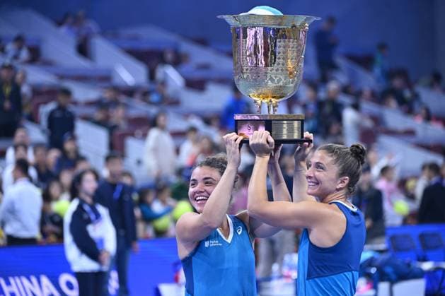 (241006) -- BEIJING, Oct. 6, 2024 -- Winners Sara Errani(R) Jasmine Paolini of Italy celebrate with the trophy after winning the women s doubles final against Chan Hao-Ching of Chinese Taipei Veronica Kudermetova of Russia at the 2024 China Open tennis tournament in Beijing, China, Oct. 6, 2024. ) (SP)CHINA-BEIJING-TENNIS-CHINA OPEN-WOMEN S DOUBLES-FINAL (CN) ZhangxLong 