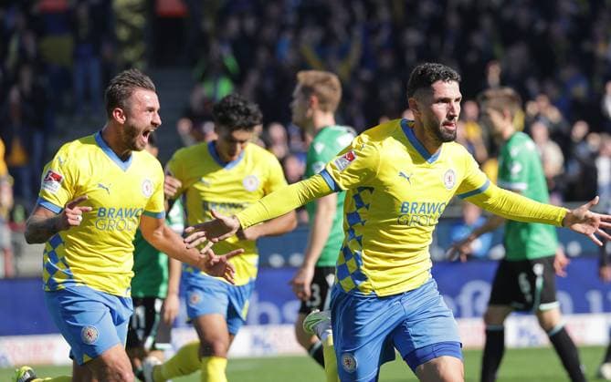 Sport Themen der Woche KW40 Torjubel 1-0 durch Fabio Kaufmann (Eintracht Braunschweig) Fussball, Herren, Saison 2024 2025 2.BL, Eintracht Stadion, Eintracht Braunschweig gegen Hannover 96, Niedersachsenderby DFL REGULATIONS PROHIBIT ANY USE OF PHOTOGRAPHS AS IMAGE SEQUENCES AND OR QUASI-VIDEO. *** Goal celebration 1 0 by Fabio Kaufmann Eintracht Braunschweig Football, Men, Season 2024 2025 2 BL, Eintracht Stadion, Eintracht Braunschweig vs Hannover 96, Lower Saxony derby DFL REGULATIONS PROHIBIT ANY USE OF PHOTOGRAPHS AS IMAGE SEQUENCES AND OR QUASI VIDEO