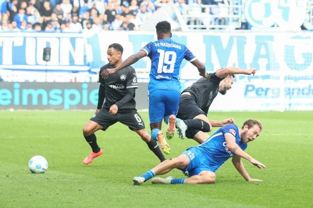 06.10.2024, xgox, Fussball - 2.Bundesliga, 1.FC Magdeburg - SpVgg Greuther Fuerth emspor, v.l. Sacha Banse (Fuerth, 6), Lubambo Musonda (Magdeburg, 19), Connor Krempicki (Magdeburg, 13) Zweikampf, Duell, Kampf, tackle (DFL DFB REGULATIONS PROHIBIT ANY USE OF PHOTOGRAPHS as IMAGE SEQUENCES and or QUASI-VIDEO) Magdeburg