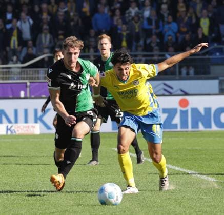 Phil Neumann (Hannover 96), Johan Gomez (Eintracht Braunschweig) Fussball, Herren, Saison 2024 2025 2.BL, Eintracht Stadion, Eintracht Braunschweig gegen Hannover 96, Niedersachsenderby DFL REGULATIONS PROHIBIT ANY USE OF PHOTOGRAPHS AS IMAGE SEQUENCES AND OR QUASI-VIDEO.