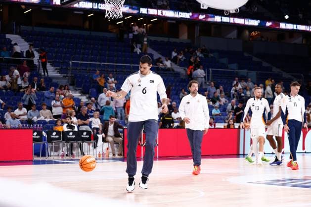 October 6, 2024, Madrid, Madrid, SPAIN: Alberto Abalde Diaz of Real Madrid warms up during the Spanish League, Liga ACB Endesa, basketball match played between Real Madrid and Casademont Zaragoza at WiZink Center on October 6, 2024 in Madrid, Spain. Madrid SPAIN - ZUMAa181 20241006_zaa_a181_032 Copyright: xDennisxAgyemanx