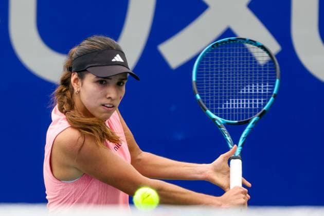 WUHAN, CHINA - OCTOBER 06: Camila Osorio of Colombia competes in the Women s Singles Qualifying second round match against Lucia Bronzetti of Italy on day two of 2024 Wuhan Open at Optics Valley International Tennis Center on October 6, 2024 in Wuhan, Hubei Province of China.  Copyright: xVCGx 111522192246