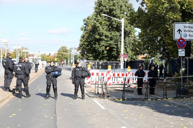 Braunschweig vs. Hannover, 2. BL Braunschweig, 06.10.2024, FUßBALL - Eintracht Braunschweig vs. Hannover 96, 2. BL, Saison 2024 25. Polizeiaufgebot beim Niedersachsen-Derby (Eintracht Braunschweig-Hannover 96). Braunschweig