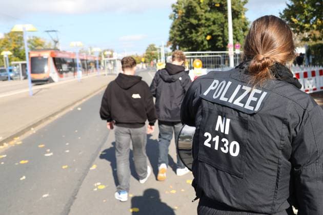Braunschweig vs. Hannover, 2. BL Braunschweig, 06.10.2024, FUßBALL - Eintracht Braunschweig vs. Hannover 96, 2. BL, Saison 2024 25. Polizeiaufgebot beim Niedersachsen-Derby (Eintracht Braunschweig-Hannover 96). Braunschweig
