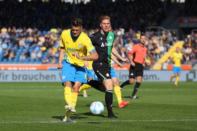 Braunschweig vs. Hannover, 2. BL Braunschweig, 06.10.2024, FUßBALL - Eintracht Braunschweig vs. Hannover 96, 2. BL, Saison 2024 25. Levente Szabo (Eintracht Braunschweig), Marcel Halstenberg (Hannover 96) Braunschweig