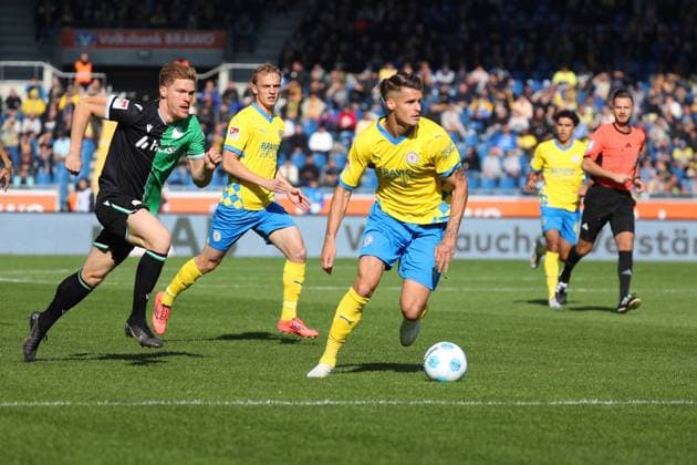 Braunschweig vs. Hannover, 2. BL Braunschweig, 06.10.2024, FUßBALL - Eintracht Braunschweig vs. Hannover 96, 2. BL, Saison 2024 25. Marcel Halstenberg (Hannover 96), Levente Szabo (Eintracht Braunschweig) Braunschweig