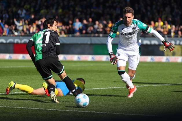 Braunschweig vs. Hannover, 2. BL Braunschweig, 06.10.2024, FUßBALL - Eintracht Braunschweig vs. Hannover 96, 2. BL, Saison 2024 25. Sei Muroya (Hannover 96), Torwart Ron-Robert Zieler (Hannover 96) Braunschweig