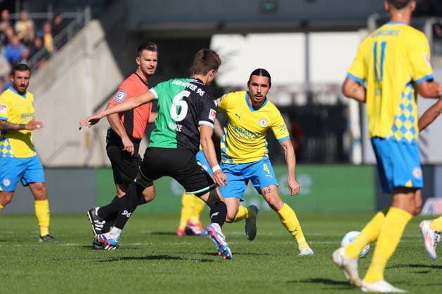 Braunschweig vs. Hannover, 2. BL Braunschweig, 06.10.2024, FUßBALL - Eintracht Braunschweig vs. Hannover 96, 2. BL, Saison 2024 25. Fabian Kunze (Hannover 96), Rayan Philippe (Eintracht Braunschweig) Braunschweig