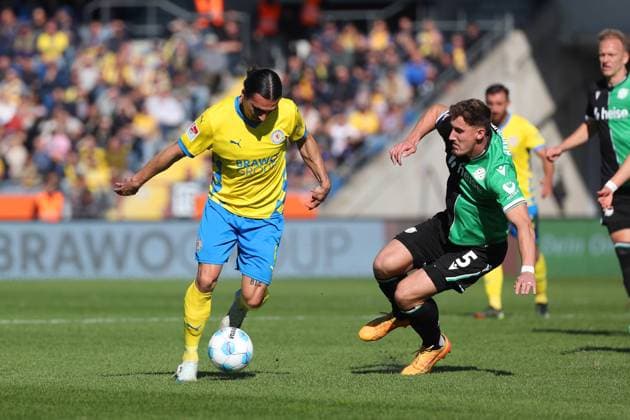 Braunschweig vs. Hannover, 2. BL Braunschweig, 06.10.2024, FUßBALL - Eintracht Braunschweig vs. Hannover 96, 2. BL, Saison 2024 25. Rayan Philippe (Eintracht Braunschweig), Phil Neumann (Hannover 96) Braunschweig