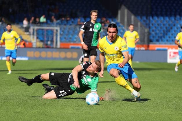 Braunschweig vs. Hannover, 2. BL Braunschweig, 06.10.2024, FUßBALL - Eintracht Braunschweig vs. Hannover 96, 2. BL, Saison 2024 25. Marcel Halstenberg (Hannover 96), Rayan Philippe (Eintracht Braunschweig) Braunschweig