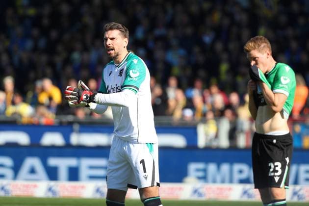 Braunschweig vs. Hannover, 2. BL Braunschweig, 06.10.2024, FUßBALL - Eintracht Braunschweig vs. Hannover 96, 2. BL, Saison 2024 25. Torwart Ron-Robert Zieler (Hannover 96), Marcel Halstenberg (Hannover 96) Braunschweig
