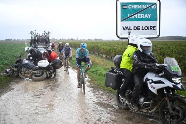 Sport Bilder des Tages Paris-Tours cycling race 2024 TOURS, FRANCE - OCTOBER 06 : crash of a moto during the UCI Pro Series Paris-Tours cycling race with start in Chartres and finish in Tours (214km) on October 6, 2024 in Tours, France, 06 10 2024 Tours France  Copyright: xPeterxDexVoechtx