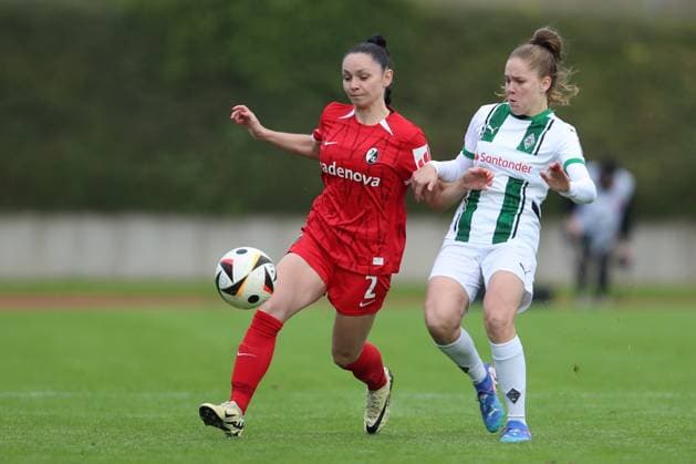 Michelle Blöchlinger (SC Freiburg U20) und Suus van der Drift (Borussia Mönchengladbach) im Zweikampf waehrend des Spiels der 2. Frauen Bundesliga zwischen Borussia Mönchengladbach und SC Freiburg, Grenzlandstadion am 06. October 2024 in Mönchengladbach, Deutschland. (Foto von Oliver Kaelke DeFodi Images) +++ Michelle Blöchlinger (SC Freiburg U20) und Suus van der Drift (Borussia Mönchengladbach) battle for the ball during the 2. Frauen Bundesliga match between Borussia Mönchengladbach and SC Freiburg at Grenzlandstadium on October 6, 2024 in Mönchengladbach, Germany. (Photo by Oliver Kaelke DeFodi Images) DFL regulations prohibit any use of photographs as image sequences and or quasi-video. Defodi-003_678_2024_10_06_OK_BMGSCF_0015