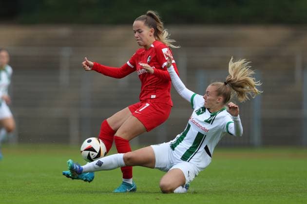 Jule Bianchi (SC Freiburg U20) und Sam Drissen (Borussia Mönchengladbach) im Zweikampf waehrend des Spiels der 2. Frauen Bundesliga zwischen Borussia Mönchengladbach und SC Freiburg, Grenzlandstadion am 06. October 2024 in Mönchengladbach, Deutschland. (Foto von Oliver Kaelke DeFodi Images) +++ Jule Bianchi (SC Freiburg U20) und Sam Drissen (Borussia Mönchengladbach) battle for the ball during the 2. Frauen Bundesliga match between Borussia Mönchengladbach and SC Freiburg at Grenzlandstadium on October 6, 2024 in Mönchengladbach, Germany. (Photo by Oliver Kaelke DeFodi Images) DFL regulations prohibit any use of photographs as image sequences and or quasi-video. Defodi-003_678_2024_10_06_OK_BMGSCF_0022