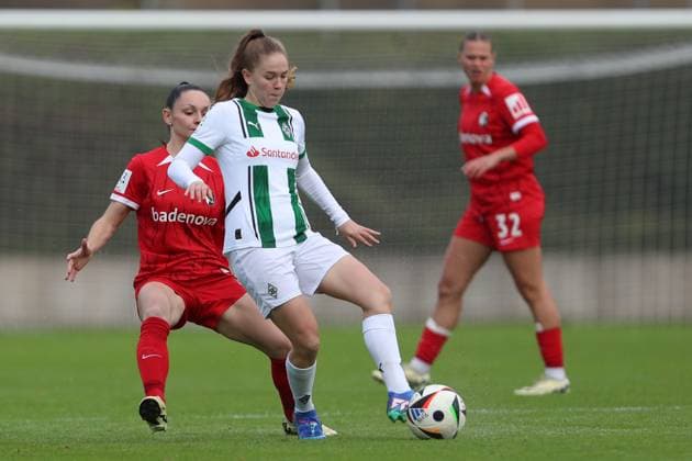 Michelle Blöchlinger (SC Freiburg U20) und Suus van der Drift (Borussia Mönchengladbach) im Zweikampf waehrend des Spiels der 2. Frauen Bundesliga zwischen Borussia Mönchengladbach und SC Freiburg, Grenzlandstadion am 06. October 2024 in Mönchengladbach, Deutschland. (Foto von Oliver Kaelke DeFodi Images) +++ Michelle Blöchlinger (SC Freiburg U20) und Suus van der Drift (Borussia Mönchengladbach) battle for the ball during the 2. Frauen Bundesliga match between Borussia Mönchengladbach and SC Freiburg at Grenzlandstadium on October 6, 2024 in Mönchengladbach, Germany. (Photo by Oliver Kaelke DeFodi Images) DFL regulations prohibit any use of photographs as image sequences and or quasi-video. Defodi-003_678_2024_10_06_OK_BMGSCF_0051