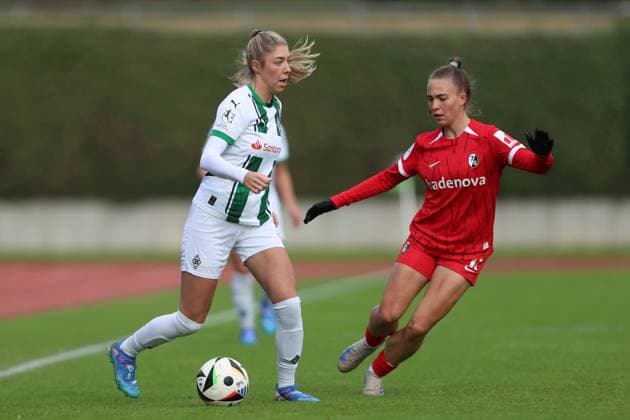 Yvonne Brietzke (Borussia Mönchengladbach) und 11f im Zweikampf waehrend des Spiels der 2. Frauen Bundesliga zwischen Borussia Mönchengladbach und SC Freiburg, Grenzlandstadion am 06. October 2024 in Mönchengladbach, Deutschland. (Foto von Oliver Kaelke DeFodi Images) +++ Yvonne Brietzke (Borussia Mönchengladbach) und 11f battle for the ball during the 2. Frauen Bundesliga match between Borussia Mönchengladbach and SC Freiburg at Grenzlandstadium on October 6, 2024 in Mönchengladbach, Germany. (Photo by Oliver Kaelke DeFodi Images) DFL regulations prohibit any use of photographs as image sequences and or quasi-video. Defodi-003_678_2024_10_06_OK_BMGSCF_0198