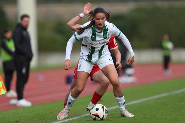 Maresa Arici (Borussia Mönchengladbach) und Leonie Lorenz (SC Freiburg U20) im Zweikampf waehrend des Spiels der 2. Frauen Bundesliga zwischen Borussia Mönchengladbach und SC Freiburg, Grenzlandstadion am 06. October 2024 in Mönchengladbach, Deutschland. (Foto von Oliver Kaelke DeFodi Images) +++ Maresa Arici (Borussia Mönchengladbach) und Leonie Lorenz (SC Freiburg U20) battle for the ball during the 2. Frauen Bundesliga match between Borussia Mönchengladbach and SC Freiburg at Grenzlandstadium on October 6, 2024 in Mönchengladbach, Germany. (Photo by Oliver Kaelke DeFodi Images) DFL regulations prohibit any use of photographs as image sequences and or quasi-video. Defodi-003_678_2024_10_06_OK_BMGSCF_0211