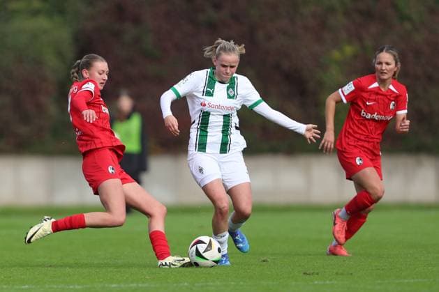 Weena Simmen (SC Freiburg U20) und Mia Eickmann (Borussia Mönchengladbach) im Zweikampf waehrend des Spiels der 2. Frauen Bundesliga zwischen Borussia Mönchengladbach und SC Freiburg, Grenzlandstadion am 06. October 2024 in Mönchengladbach, Deutschland. (Foto von Oliver Kaelke DeFodi Images) +++ Weena Simmen (SC Freiburg U20) und Mia Eickmann (Borussia Mönchengladbach) battle for the ball during the 2. Frauen Bundesliga match between Borussia Mönchengladbach and SC Freiburg at Grenzlandstadium on October 6, 2024 in Mönchengladbach, Germany. (Photo by Oliver Kaelke DeFodi Images) DFL regulations prohibit any use of photographs as image sequences and or quasi-video. Defodi-003_678_2024_10_06_OK_BMGSCF_0234
