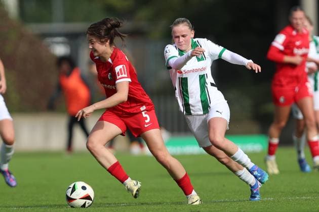 Leonie Lorenz (SC Freiburg U20) und Mia Eickmann (Borussia Mönchengladbach) im Zweikampf waehrend des Spiels der 2. Frauen Bundesliga zwischen Borussia Mönchengladbach und SC Freiburg, Grenzlandstadion am 06. October 2024 in Mönchengladbach, Deutschland. (Foto von Oliver Kaelke DeFodi Images) +++ Leonie Lorenz (SC Freiburg U20) und Mia Eickmann (Borussia Mönchengladbach) battle for the ball during the 2. Frauen Bundesliga match between Borussia Mönchengladbach and SC Freiburg at Grenzlandstadium on October 6, 2024 in Mönchengladbach, Germany. (Photo by Oliver Kaelke DeFodi Images) DFL regulations prohibit any use of photographs as image sequences and or quasi-video. Defodi-003_678_2024_10_06_OK_BMGSCF_0444