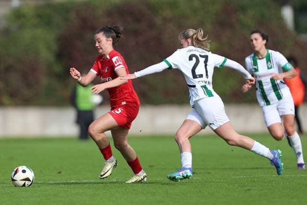 Leonie Lorenz (SC Freiburg U20) und Mia Eickmann (Borussia Mönchengladbach) im Zweikampf waehrend des Spiels der 2. Frauen Bundesliga zwischen Borussia Mönchengladbach und SC Freiburg, Grenzlandstadion am 06. October 2024 in Mönchengladbach, Deutschland. (Foto von Oliver Kaelke DeFodi Images) +++ Leonie Lorenz (SC Freiburg U20) und Mia Eickmann (Borussia Mönchengladbach) battle for the ball during the 2. Frauen Bundesliga match between Borussia Mönchengladbach and SC Freiburg at Grenzlandstadium on October 6, 2024 in Mönchengladbach, Germany. (Photo by Oliver Kaelke DeFodi Images) DFL regulations prohibit any use of photographs as image sequences and or quasi-video. Defodi-003_678_2024_10_06_OK_BMGSCF_0445