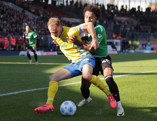 Niklas Tauer (Eintracht Braunschweig), Thaddaeus Momuluh (Hannover 96) Fussball, Herren, Saison 2024 2025 2.BL, Eintracht Stadion, Eintracht Braunschweig gegen Hannover 96, Niedersachsenderby, 2-0 DFL REGULATIONS PROHIBIT ANY USE OF PHOTOGRAPHS AS IMAGE SEQUENCES AND OR QUASI-VIDEO.