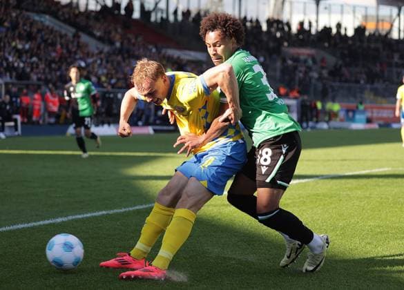 Niklas Tauer (Eintracht Braunschweig), Thaddaeus Momuluh (Hannover 96) Fussball, Herren, Saison 2024 2025 2.BL, Eintracht Stadion, Eintracht Braunschweig gegen Hannover 96, Niedersachsenderby, 2-0 DFL REGULATIONS PROHIBIT ANY USE OF PHOTOGRAPHS AS IMAGE SEQUENCES AND OR QUASI-VIDEO.